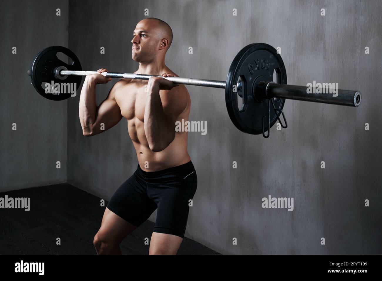Fitness, hombre y levantamiento de pesas con barra para hacer