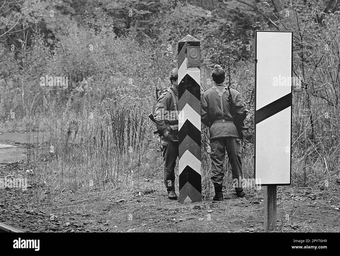 - Frontera interior entre la República Federal de Alemania (RFT) y la República Democrática Alemana (DDR), DDR border police ( volkspolizei ), octubre de 1985 - Confinar Interno de la República Federale Tedesca (RFT) y la República Democrática de Alemania (DDR), guardie di frontiera della DDR ( volkspolizei), ottobre 1985 ) Foto de stock