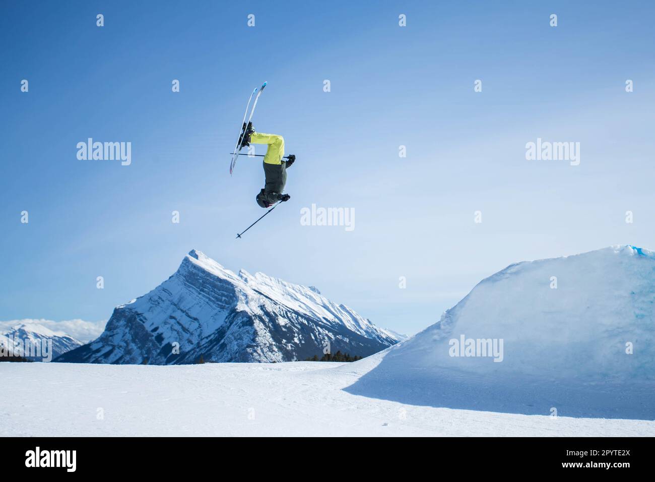 Esquiador haciendo un Backflip off Jump en Banff Alberta Canadá Foto de stock