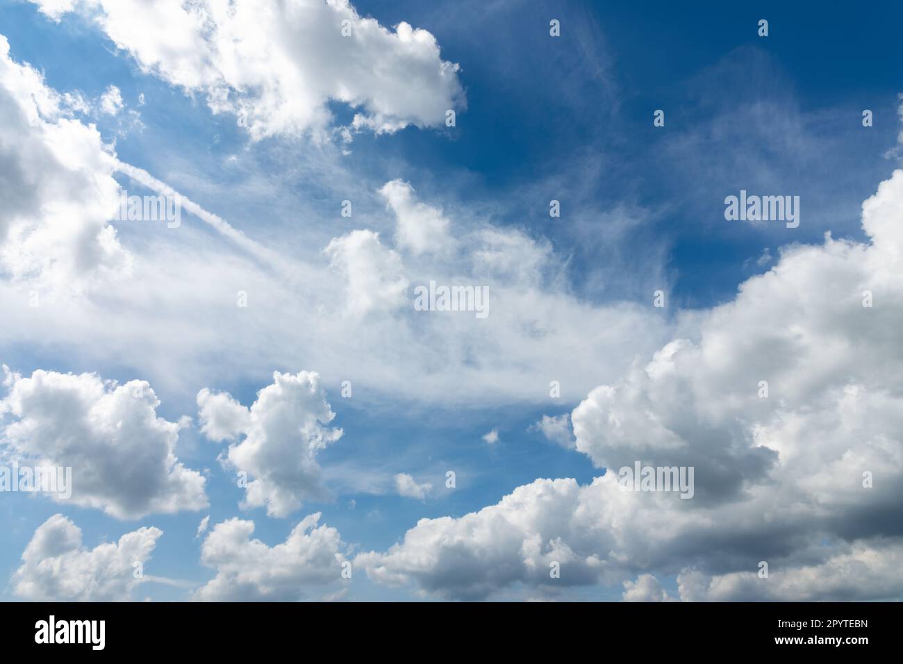 Cielo azul soleado con hermosas nubes esponjosas ligeras, reemplazo del cielo del día o fondo Foto de stock