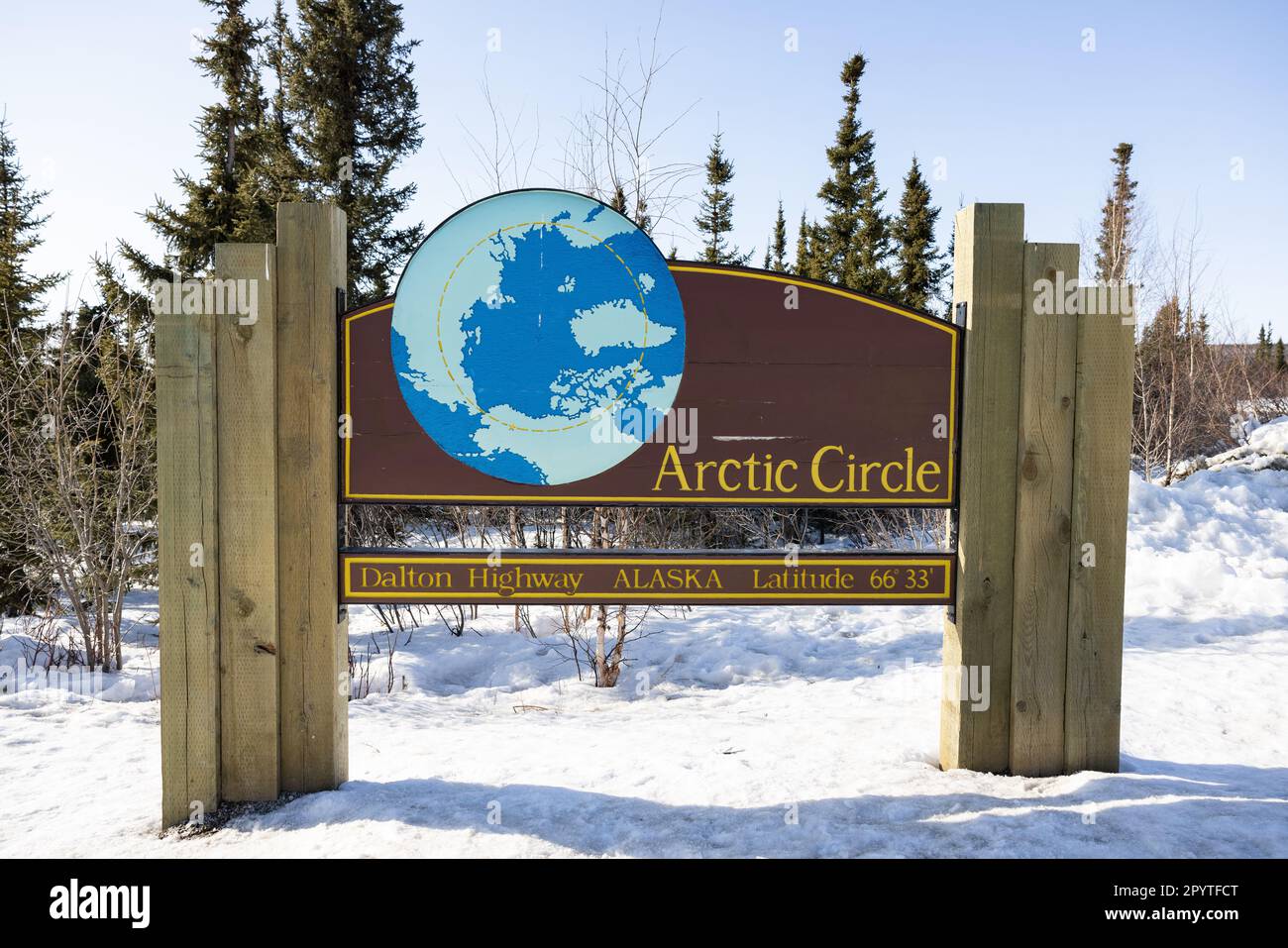 El cartel oficial del Círculo Ártico en la carretera Dalton en Alaska Foto de stock