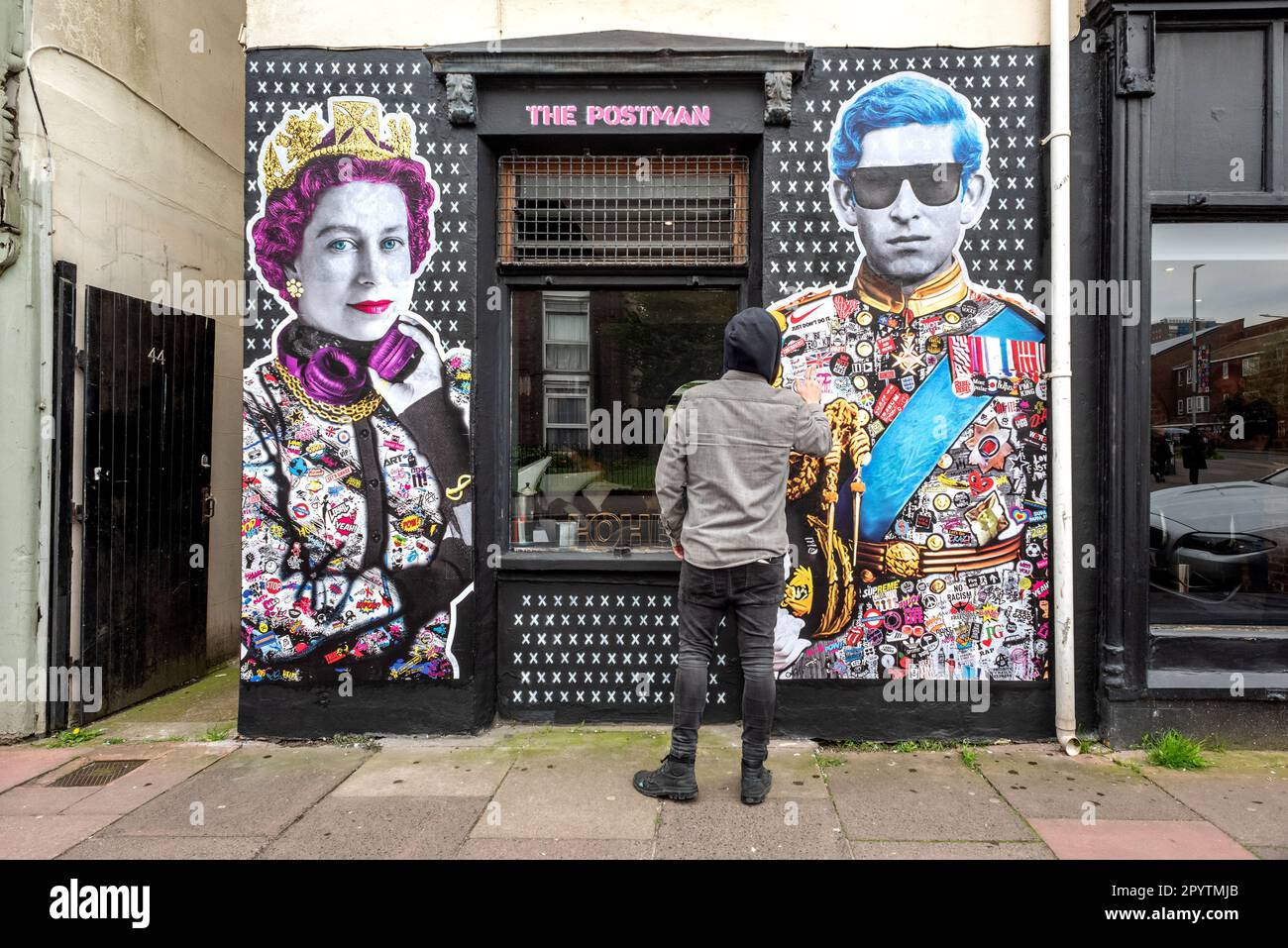Brighton, 4 de mayo 2023: Artistas callejeros de Brighton 'El cartero'  instalando su mural esta tarde del rey Carlos III Con un amor por la música  y la cultura pop, el Postman