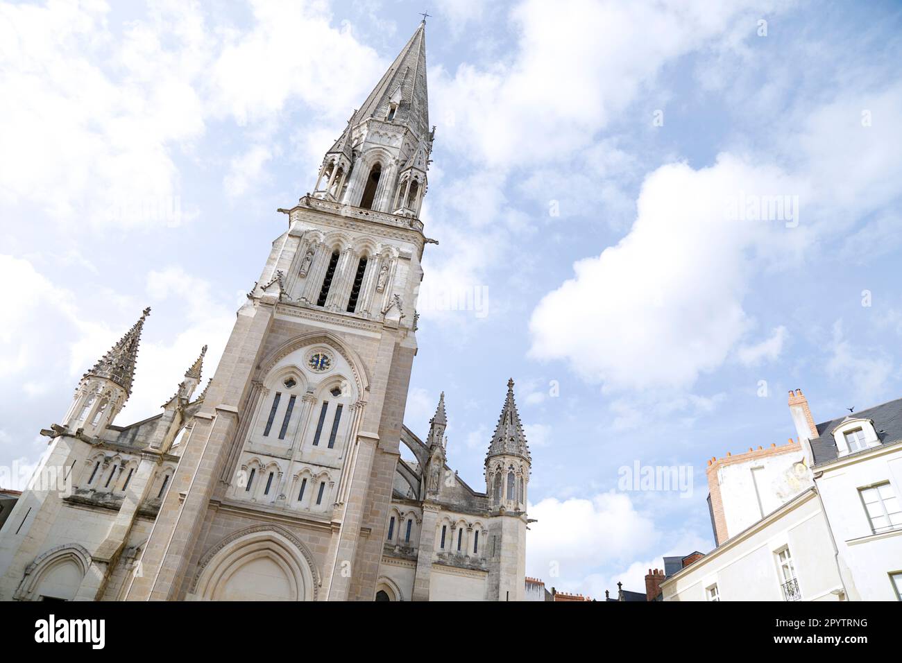Basílica de San Nicolás de Nantes es una iglesia neogótica situada en el centro de la ciudad de Nantes en Francia Foto de stock