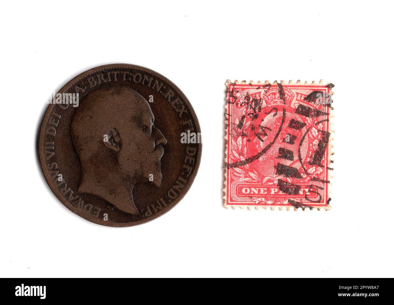Una moneda de centavo y sello del reinado del rey Eduardo VII aislado sobre un fondo blanco. Foto de stock