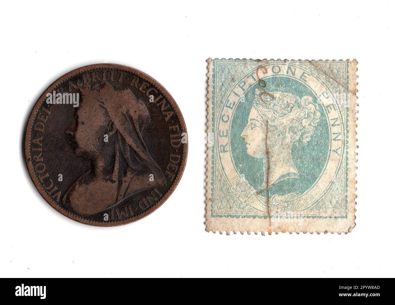 Una moneda de centavo y sello del reinado de la reina Victoria aislado en un fondo blanco. Foto de stock