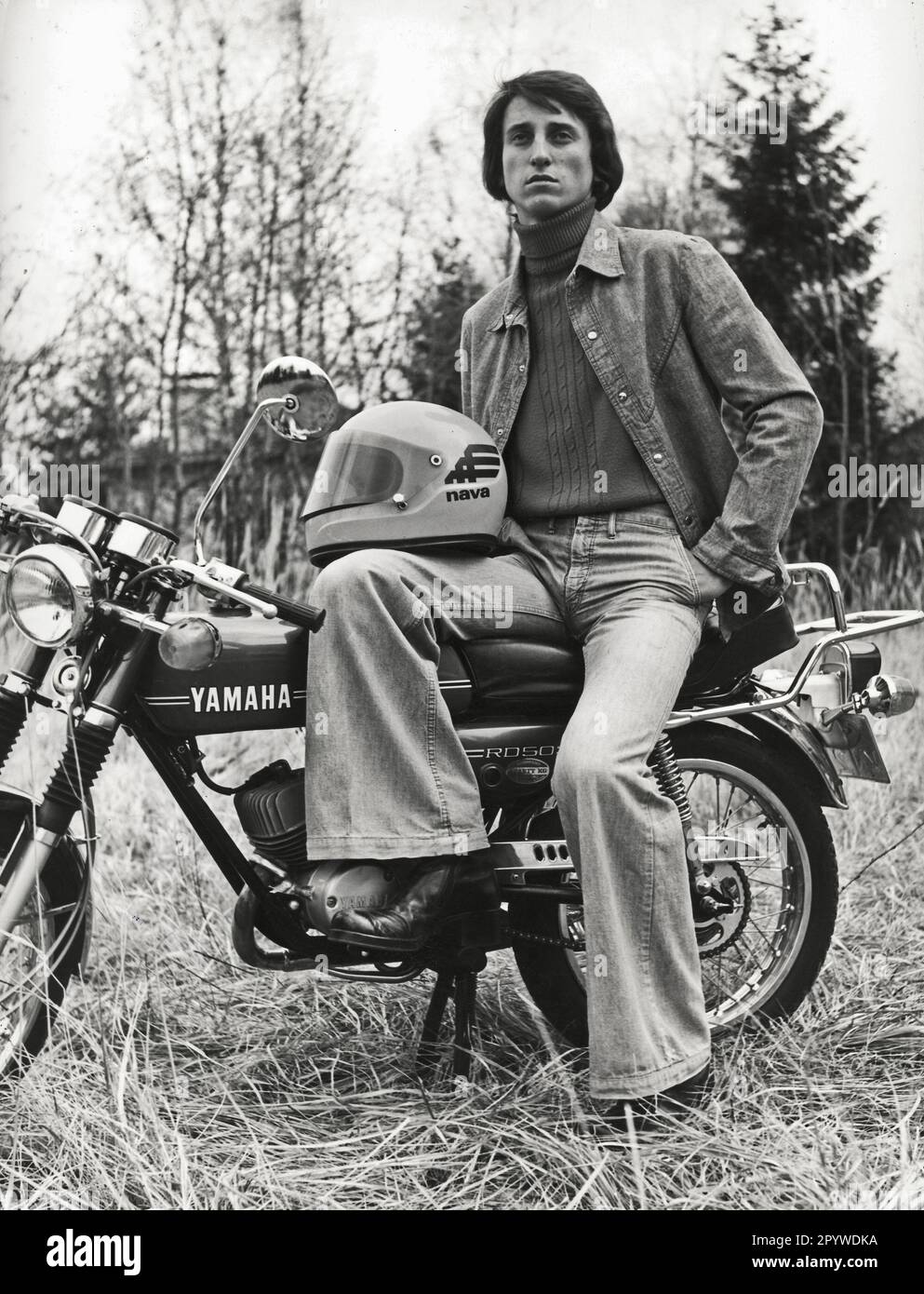 Juventud en la década de 70s en su ciclomotor, un Yamaha RD50 [traducción automática] Foto de stock