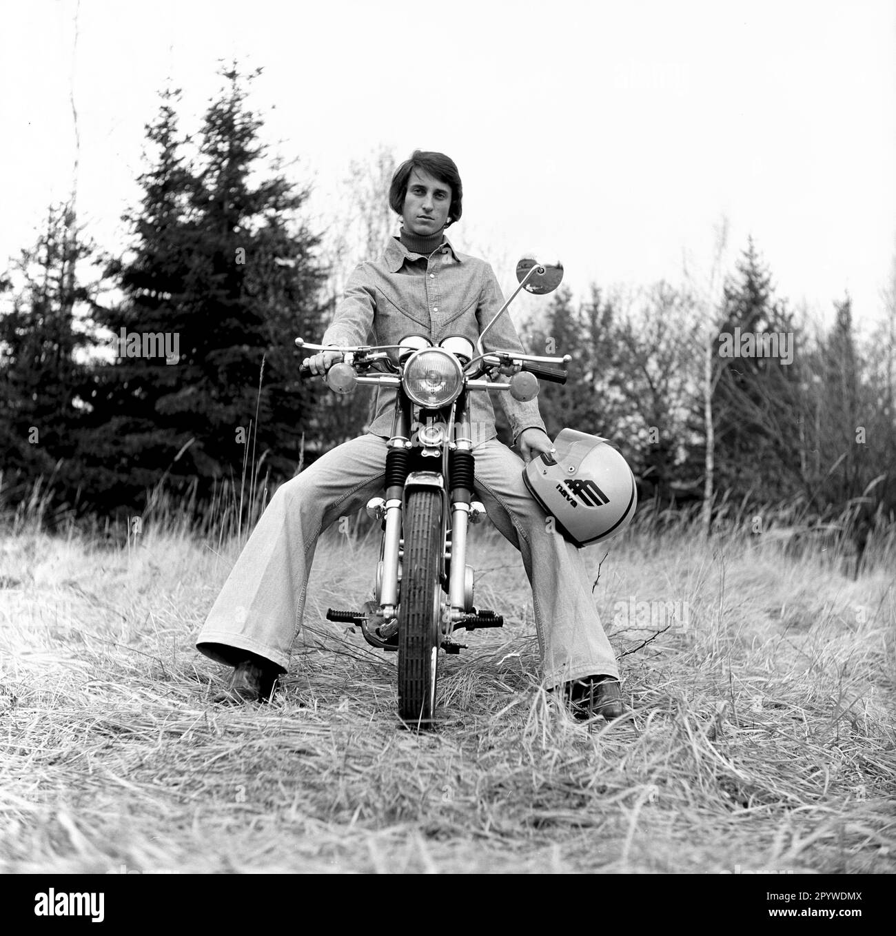 Juventud en la década de 70s con su ciclomotor, un Yamaha RD50. [traducción automatizada] Foto de stock