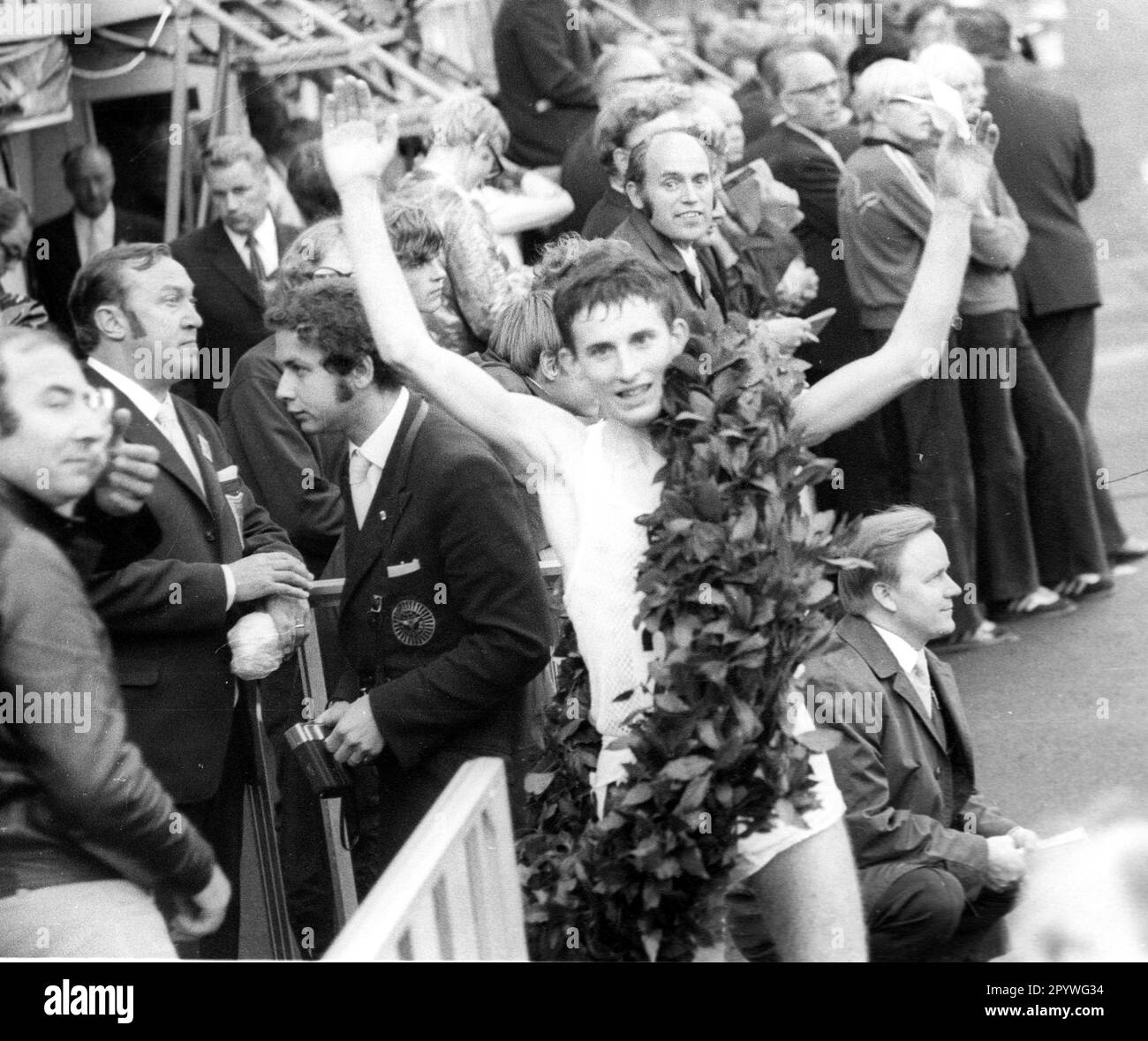 Campeonato Europeo de Atletismo en Helsinki 1971 / El ganador de la carrera de maratón Karel Lismont (Bélgica) aplaude en el círculo de ganadores 15.08.1971 [traducción automática] Foto de stock