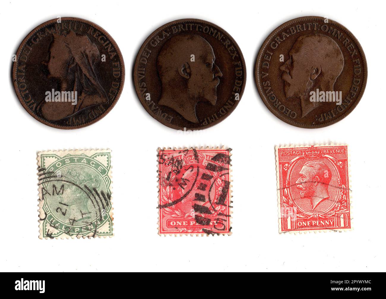 Vintage monedas y sellos de Gran Bretaña aislados sobre un fondo blanco. Foto de stock