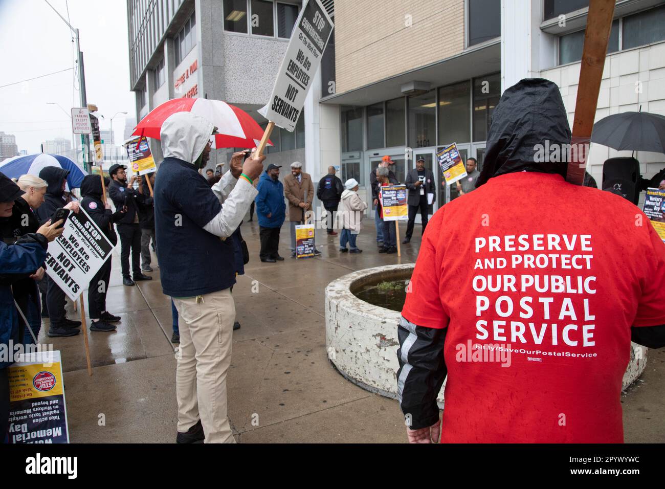 Detroit, Michigan, EE.UU., 28 de abril de 2023, en el Día de los Trabajadores en Memoria, los trabajadores postales y sus partidarios se manifestaron en la oficina principal de correos de Detroit (y en otros Foto de stock