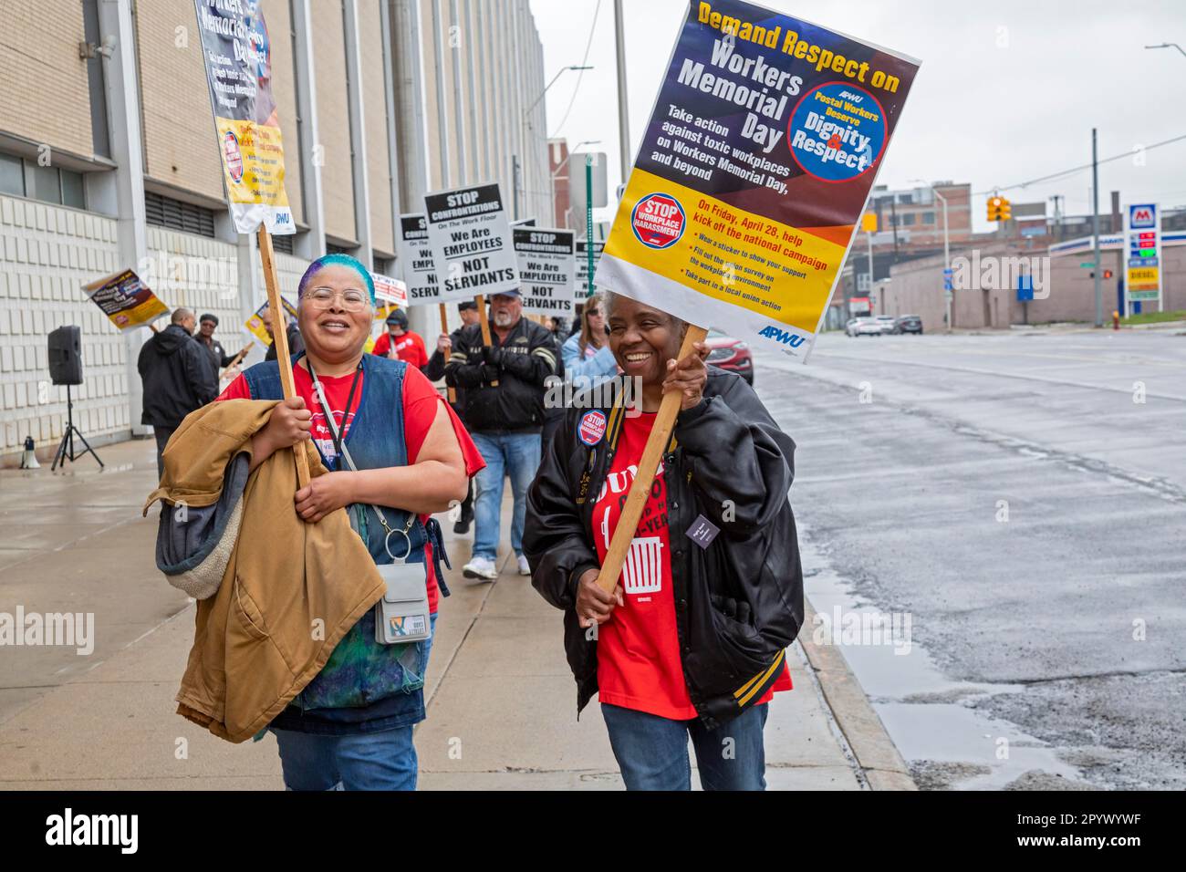 Detroit, Michigan, EE.UU., 28 de abril de 2023, en el Día de los Trabajadores en Memoria, los trabajadores postales y sus partidarios se manifestaron en la oficina principal de correos de Detroit (y en otros Foto de stock