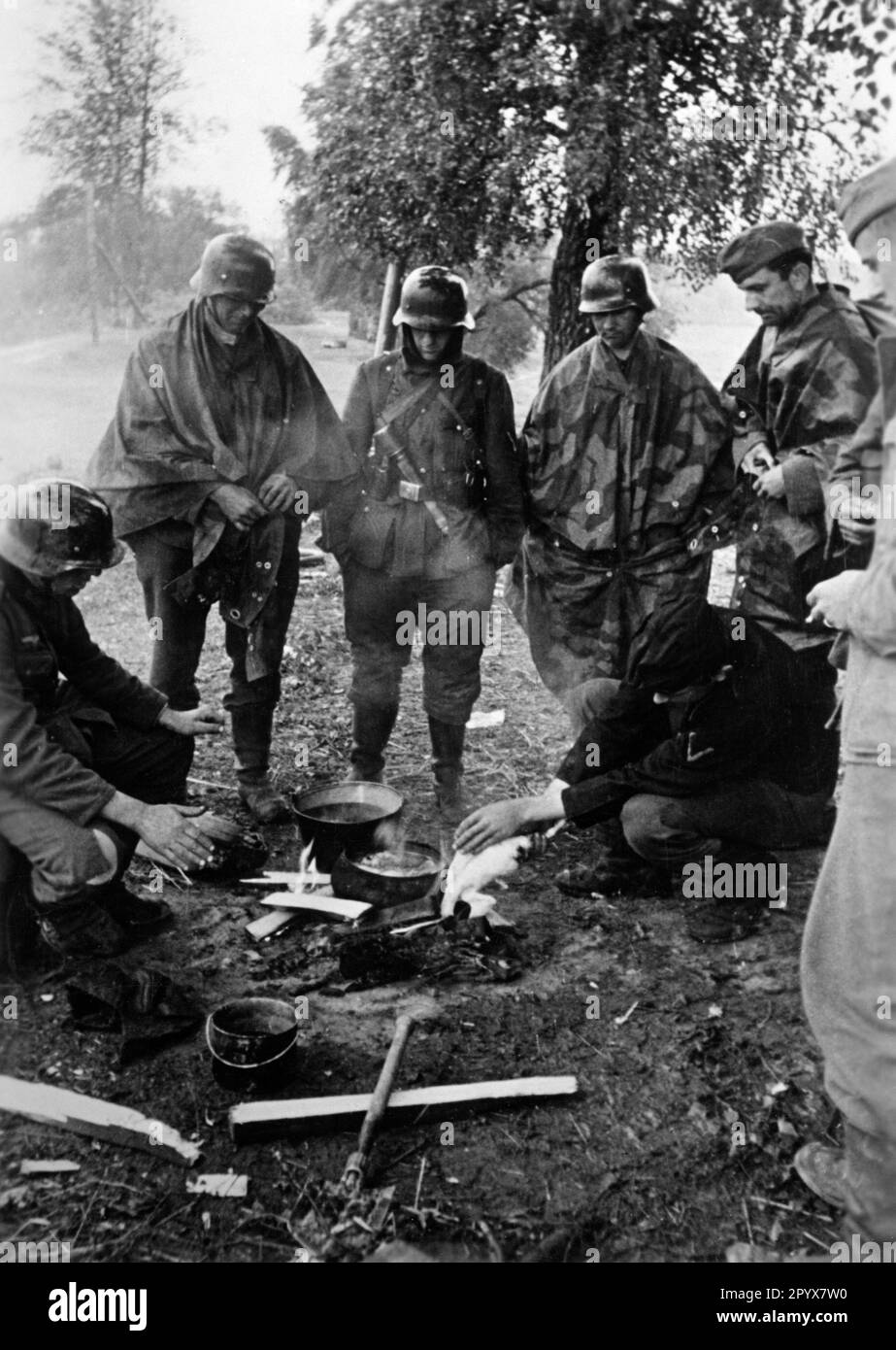 Al este de Gshatsk (al noreste de Smolensk), en la sección central del Frente Oriental, algunos soldados de infantería se reunieron alrededor de un fuego para calentarse y preparar alimentos. Foto: Böhmer [traducción automática] Foto de stock