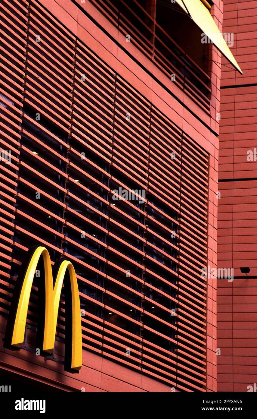 Fecha de la foto 01.08.1999 emblema de McDonalds en la fachada de