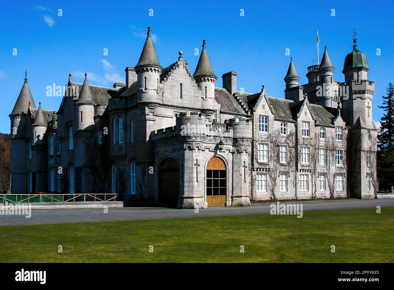 Castillo de Balmoral en las Tierras Altas de Aberdeenshire, Escocia. Residencia de la familia real británica, es un ejemplo de la arquitectura baronial escocesa Foto de stock