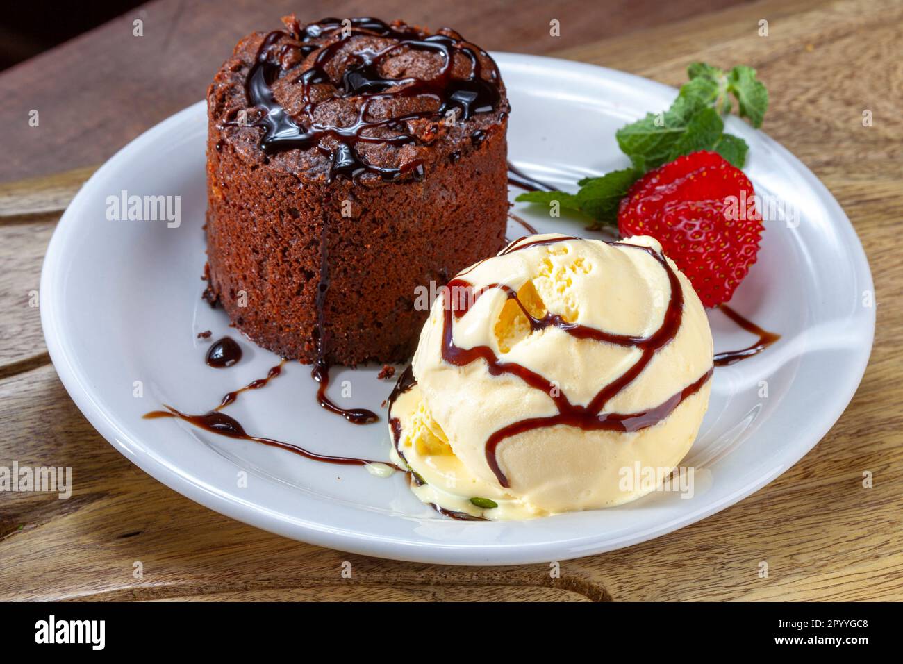 Pastel de lava con fondant de chocolate, petit gateau Fotografía de stock -  Alamy