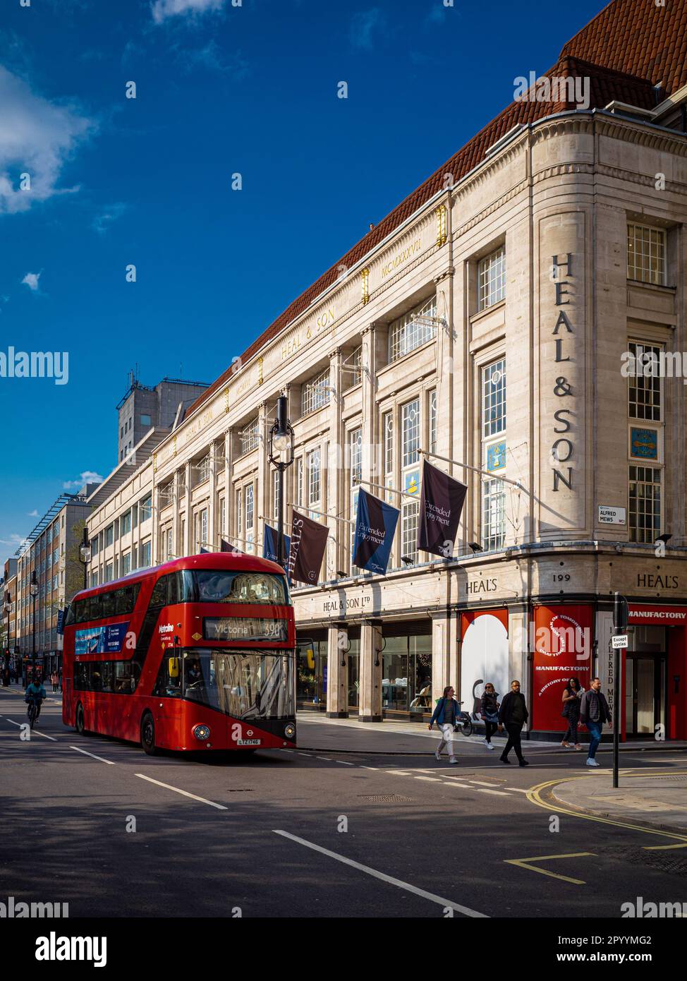 Heals London Store en Tottenham Court Road London. Las banderas ondean fuera de la tienda de muebles y diseño de Heals. Fundada en 1810 por John Harris Heal & Son. Foto de stock