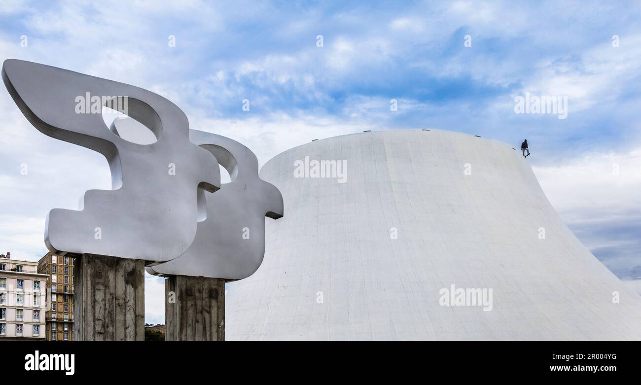 Escultura 'Passaros' de Marianne Peretti, en el Centro Culturel Le Havre junto a la arquitectura Oscar Niemeyer de 'El Vorcano', Le Havre, Foto de stock