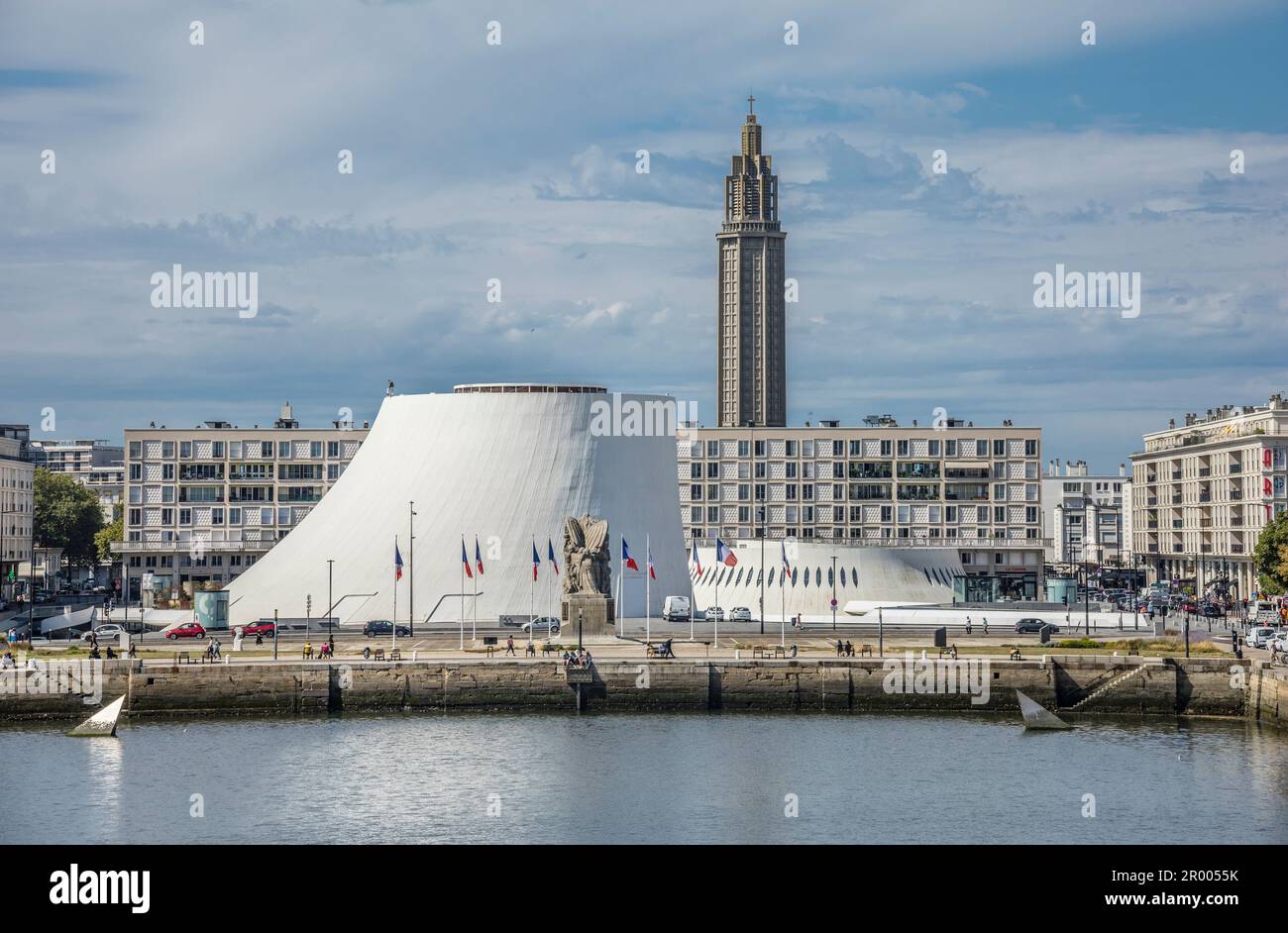 Vista del Centro Cultural, una arquetectura de Oscar Niemeyer, apodada Volcán Tthe' en el Bassin du Commerce, el antiguo muelle comercial de Le Havre, Foto de stock