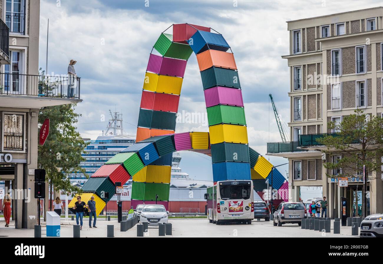 La instalación 'Catène de Containers' de Vincent Ganivet, que consiste en 38 contenedores marítimos pintados en la costa del puerto, visto desde la Rue de Paris Foto de stock