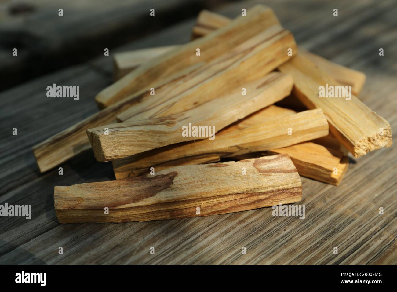Palo santo stick smoldering en soporte sobre mesa de madera Fotografía de  stock - Alamy