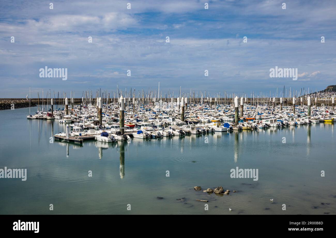 Amarres para barcos en Anse de Joinville, puerto de yates en Le Havre, Seine-Maritime, Normandía, Francia Foto de stock