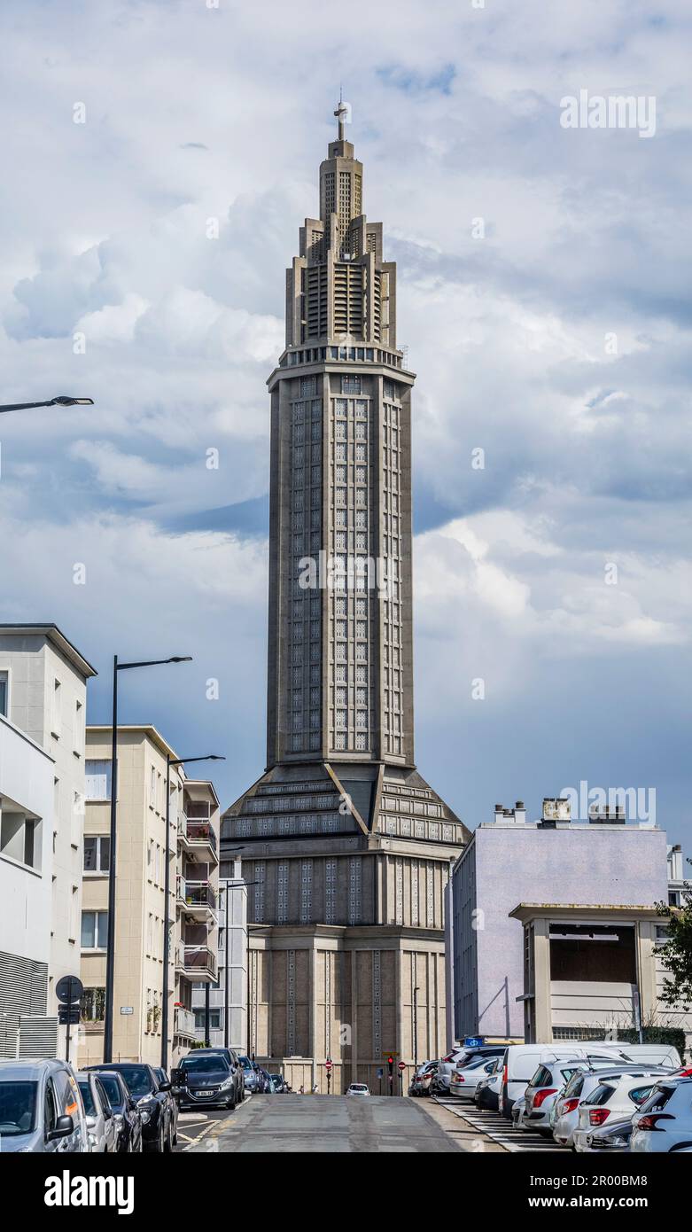 St La iglesia de José Le Havre, diseñada en hormigón por Auguste Perret, la característica más destacada es su torre, como un faro, de 107 metros de altura, y. Foto de stock