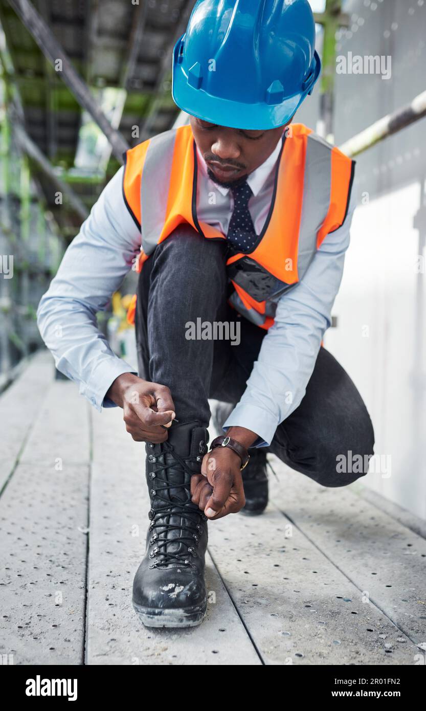 Arranque, tenemos un sueño para construir. un joven atando los cordones de  los zapatos en sus botas mientras trabajaba en un sitio de construcción  Fotografía de stock - Alamy