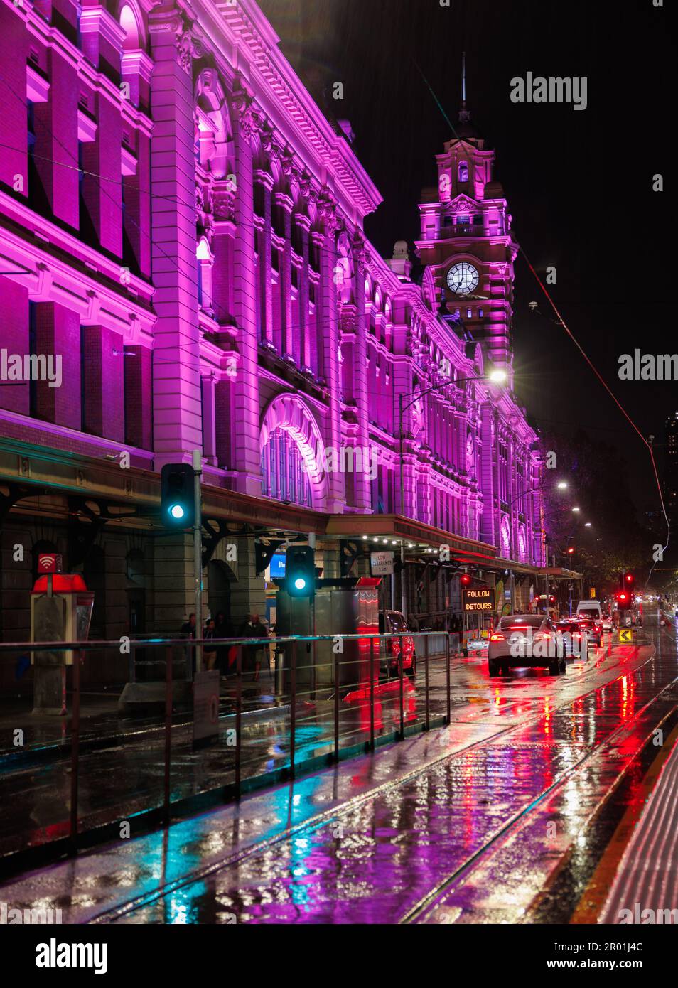 Melbourne CBD Sábado, mayo. 6, 2023. Estación de la calle Flinders en una noche lluviosa iluminada en púrpura para conmemorar la coronación del rey Carlos III Corleve/Alamy Noticias en vivo Foto de stock