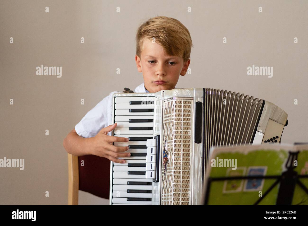 Muchacho adolescente que se centra en tocar un acordeón de piano,  acordeonista profesional Fotografía de stock - Alamy