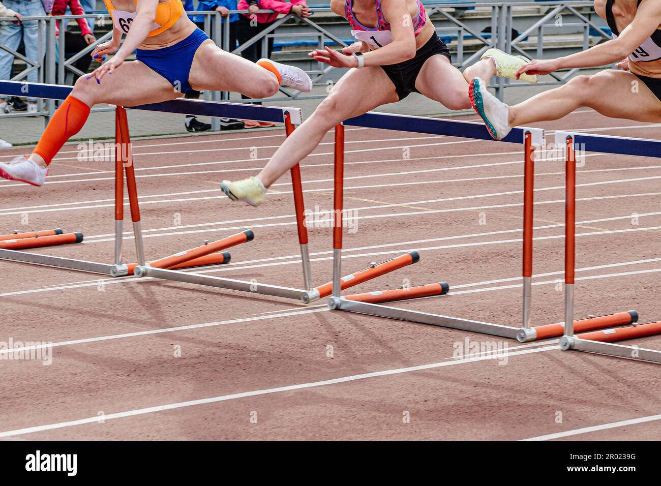 tres mujeres corredor corriendo juntos 100 metros vallas carrera en los campeonatos de atletismo de verano Foto de stock
