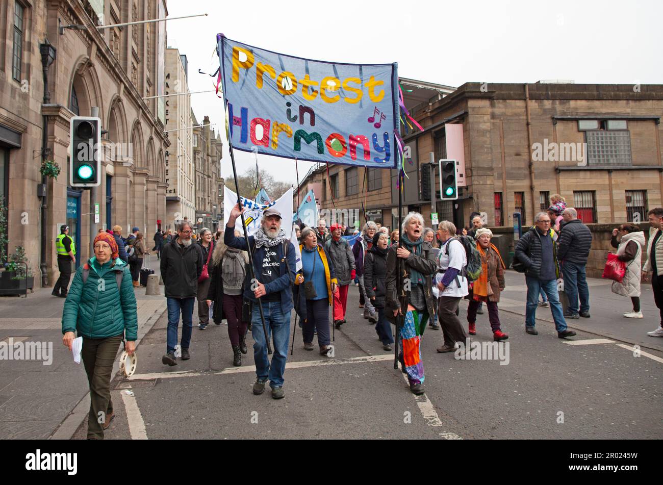 Edimburgo centro de la ciudad, Escocia, Reino Unido. 6 de mayo de 2023. Manifestación del Primero de Mayo, varios grupos expresando diferentes mensajes mientras marchan por el centro de la ciudad. Crédito: Arch White/alamy live news. Foto de stock