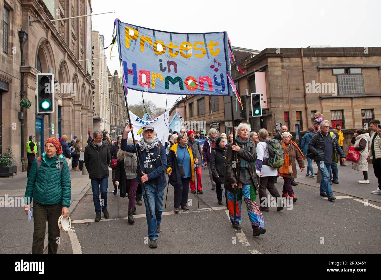 Edimburgo centro de la ciudad, Escocia, Reino Unido. 6 de mayo de 2023. Manifestación del Primero de Mayo, varios grupos expresando diferentes mensajes mientras marchan por el centro de la ciudad. Crédito: Arch White/alamy live news. Foto de stock