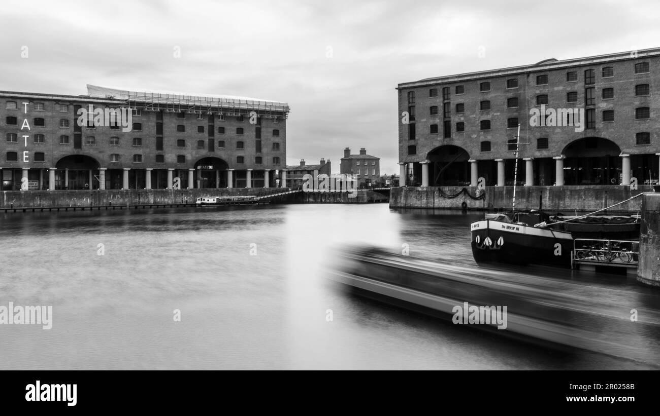 Obras de arte de la Tierra Flotante y visitantes en el Albert Dock de Liverpool Foto de stock