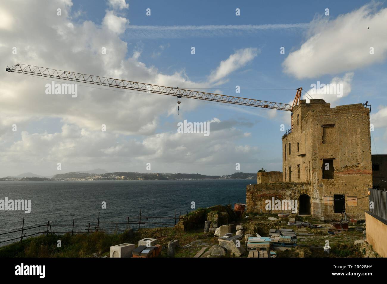 Un edificio antiguo en reconstrucción en la ciudad vieja de Pozzuoli en la provincia de Nápoles, Italia. Foto de stock