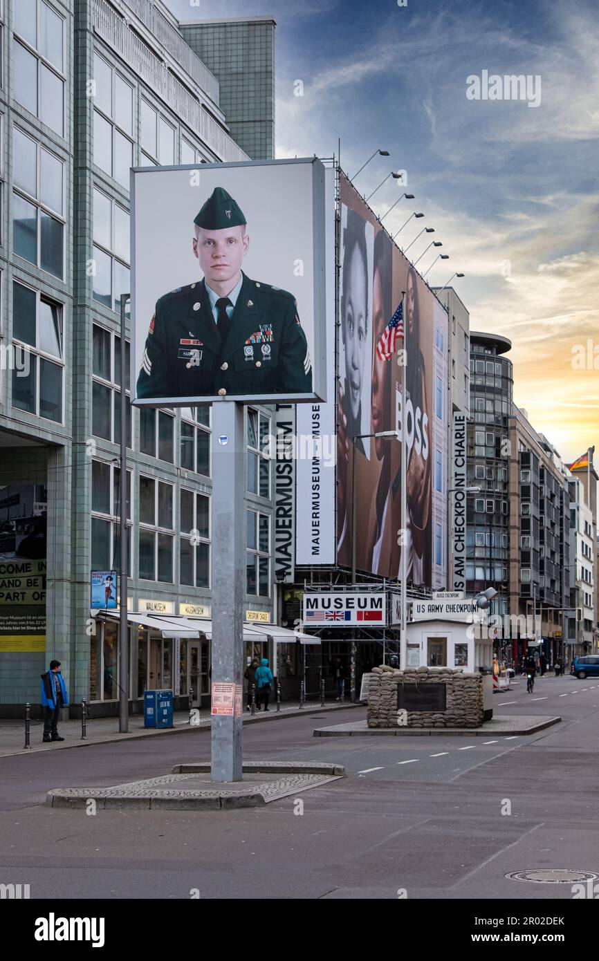 Checkpoint Charlie fue un punto de cruce entre Berlín Oriental y Occidental durante la Guerra Fría. Hoy en día, es una atracción turística popular y lan histórico Foto de stock