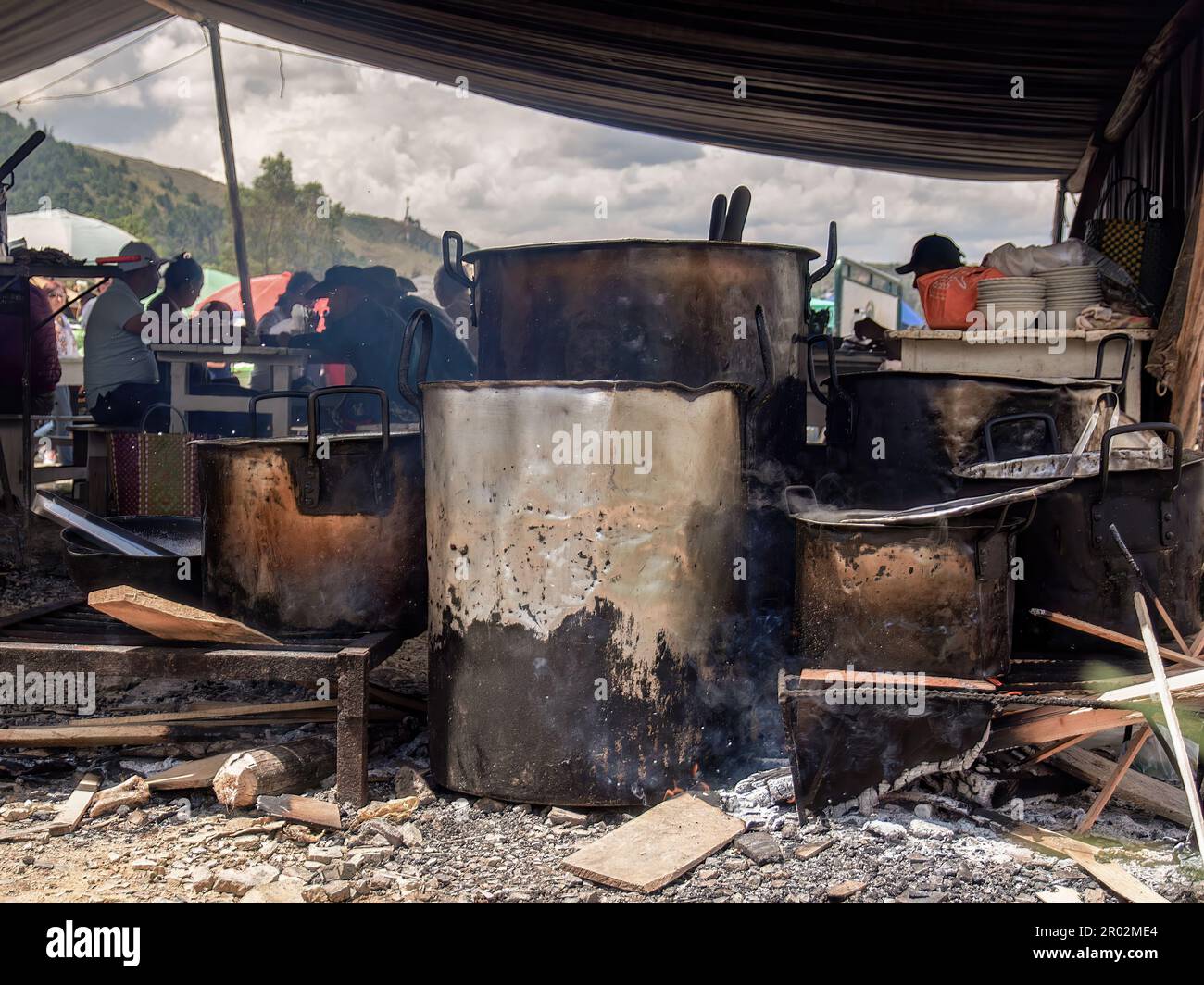Las grandes ollas de aluminio muy usadas y quemadas utilizadas para cocinar  comida típica en un restaurante en el mercado tradicional de la ciudad  colonial de Villa de Leyva en ce Fotografía