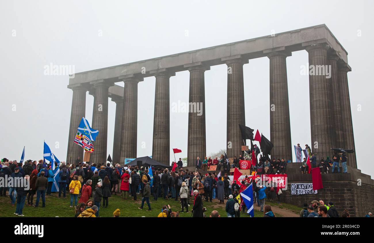 Calton Hill, Edimburgo Escocia, Reino Unido. 6 de mayo de 2023. Cientos de personas con varios mensajes asistieron a un Rally por una República en el centro de la ciudad, con activistas y oradores políticos presentes. Crédito: Arch White/alamy LIVE News. Foto de stock