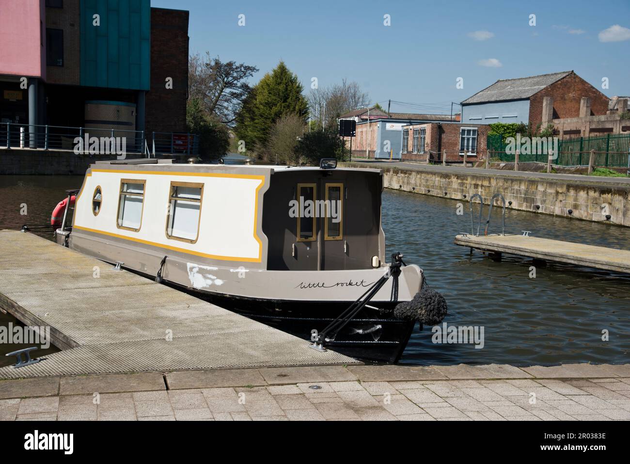 Barco estrecho y la cuenca del canal de Loughborough en el canal de la Gran Unión, Loughborough, Leicestershire, Inglaterra, Reino Unido, con vistas a modernos pisos de estudiantes. Foto de stock