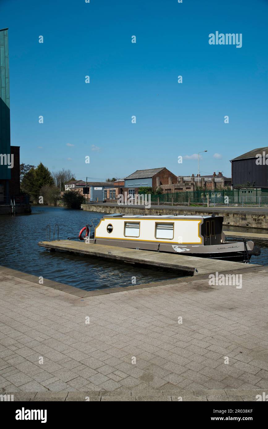 Barco estrecho y la cuenca del canal de Loughborough en el canal de la Gran Unión, Loughborough, Leicestershire, Inglaterra, Reino Unido, con vistas a modernos pisos de estudiantes. Foto de stock