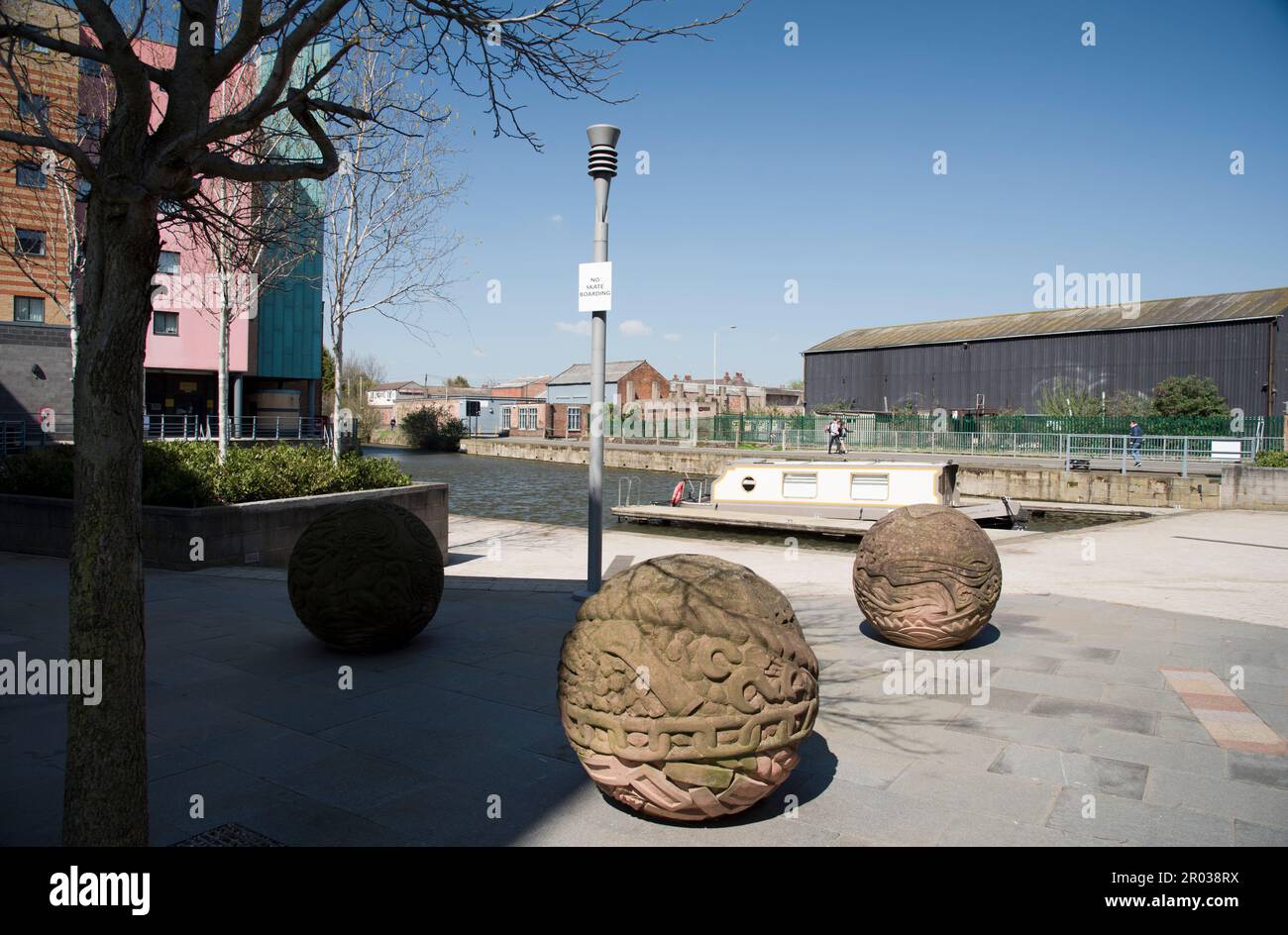 Barco estrecho y la cuenca del canal de Loughborough en el canal de la Gran Unión, Loughborough, Leicestershire, Inglaterra, Reino Unido, con vistas a modernos pisos de estudiantes. Foto de stock