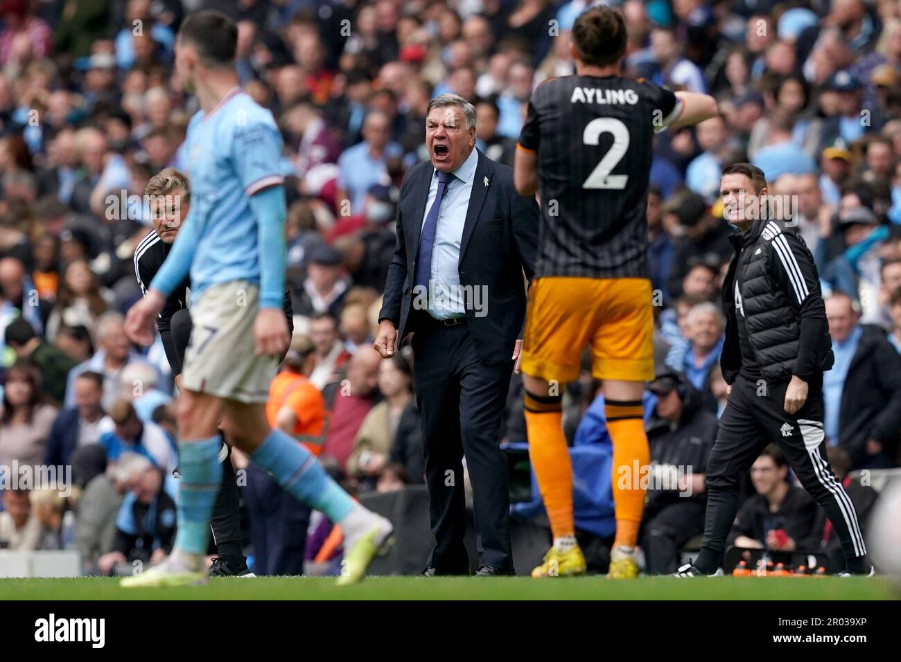 El manager del Leeds United, Sam Allardyce, (centro) reacciona durante