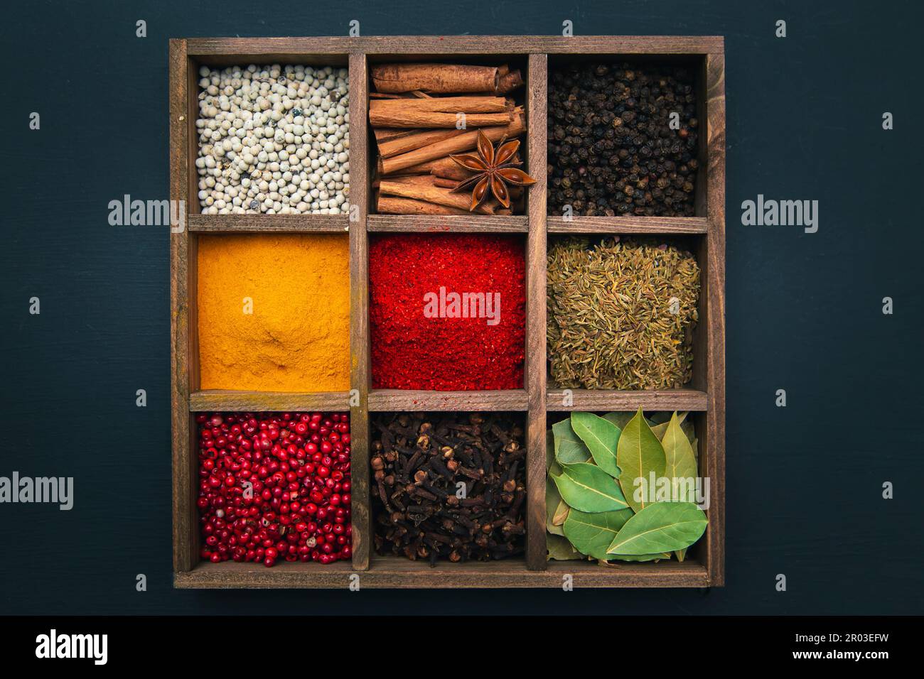 Especias y condimentos para cocinar en una caja de madera