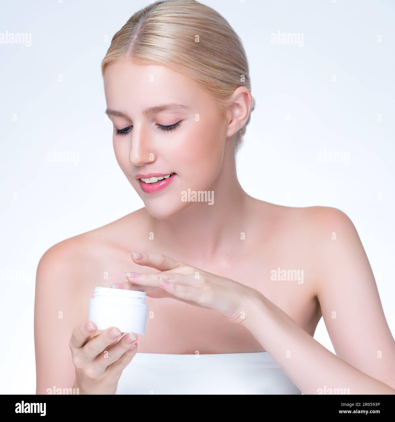 Personable hermosa piel natural perfecta mujer sostenga la crema hidratante  del tubo de la maqueta para el anuncio del producto del tratamiento del  cuidado de la piel en el fondo aislado Fotografía