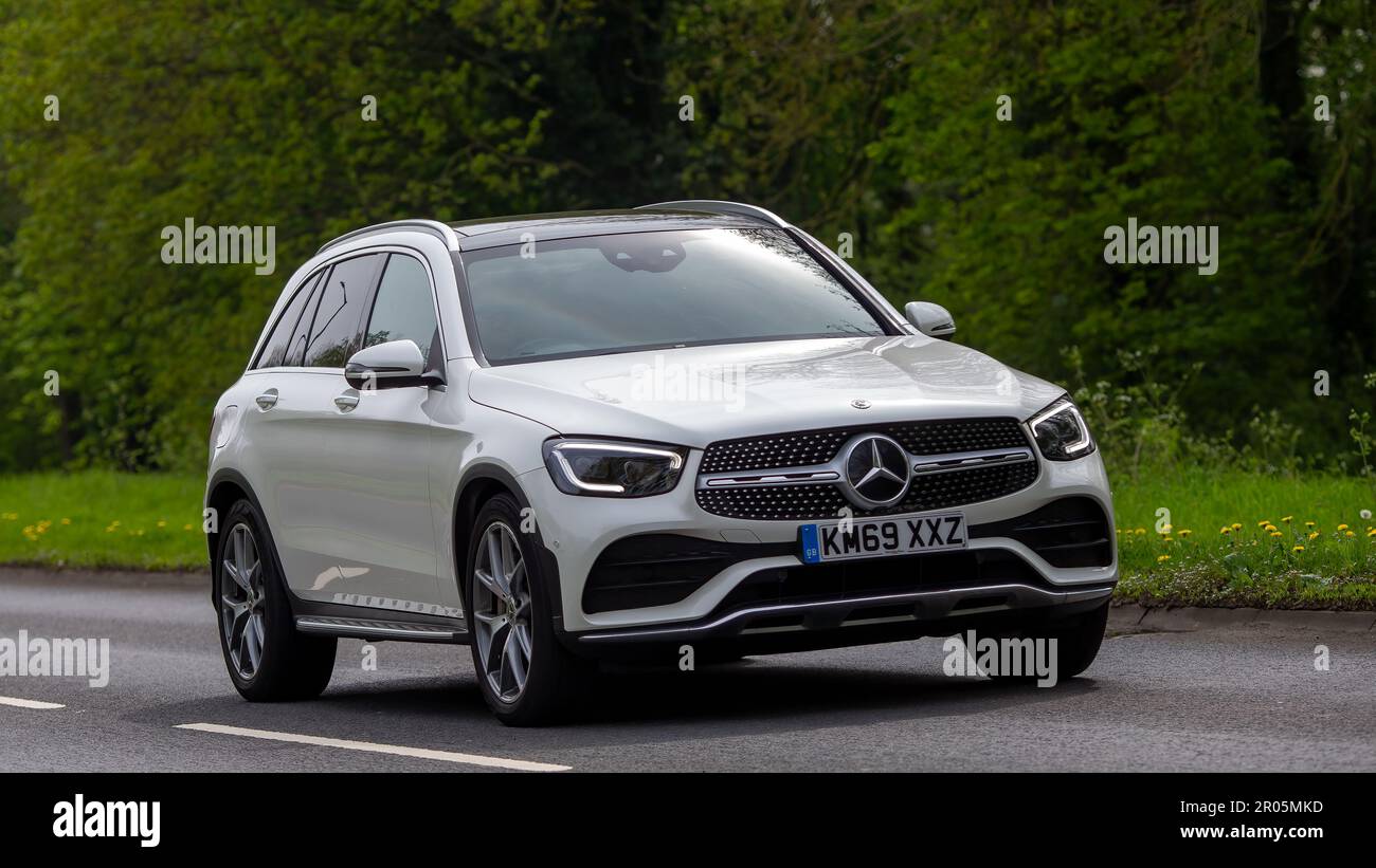 Llavero de Mercedes Benz sobre una superficie de mármol blanco Fotografía  de stock - Alamy