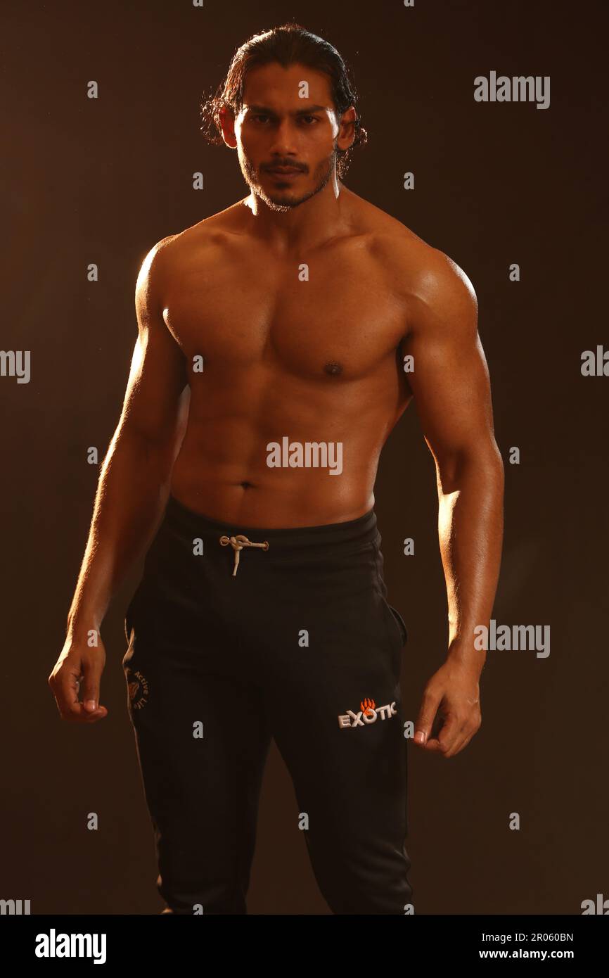 Retrato de un hombre adulto medio muscular en el gimnasio Foto de stock