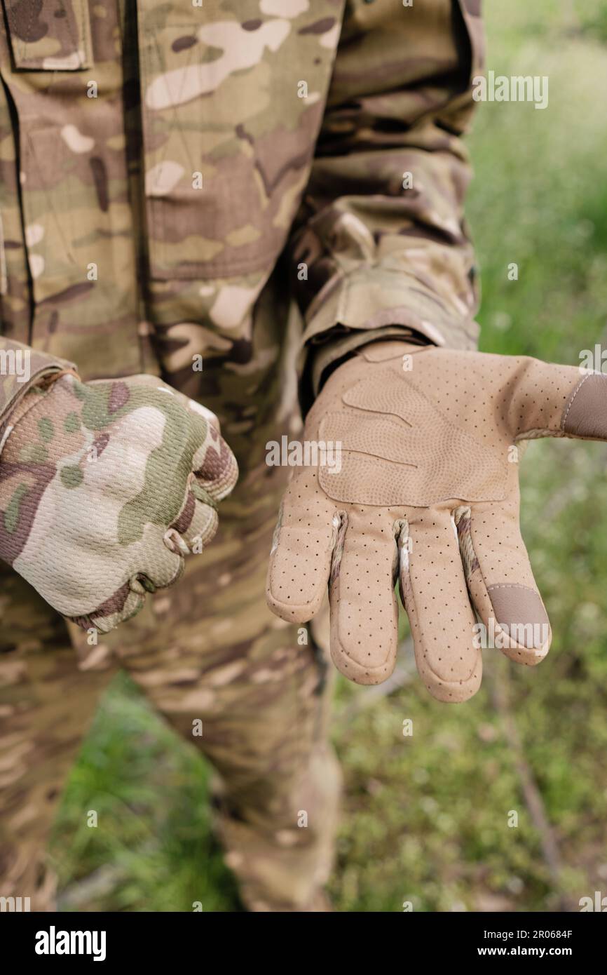 Preparación para la acción: Primer plano de los guantes tácticos