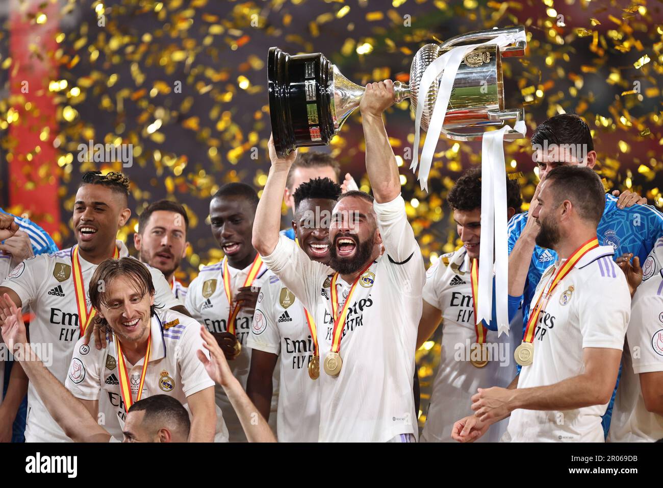 Daniel Carvajal del Real Madrid celebra con el trofeo de Campeones después  de la Copa de España, Copa del Rey, partido final de fútbol entre el Real  Madrid CF y CA Osasuna