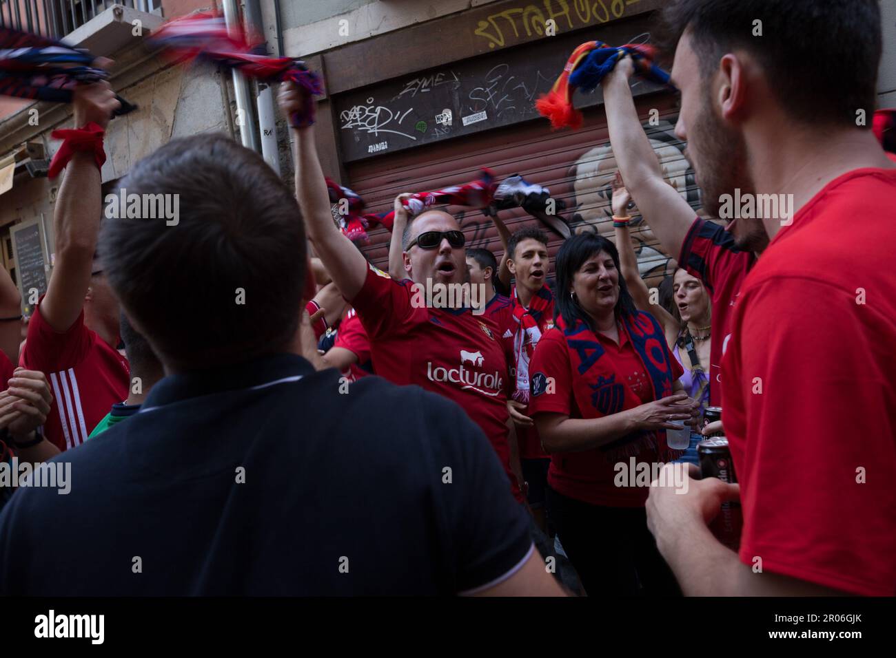 Pamplona, 06th de mayo de 2023. Un grupo de aficionados de Osasuna cantan apoyo de su equipo Final de la Copa del Rey vivida en Pamplona, entre el CA