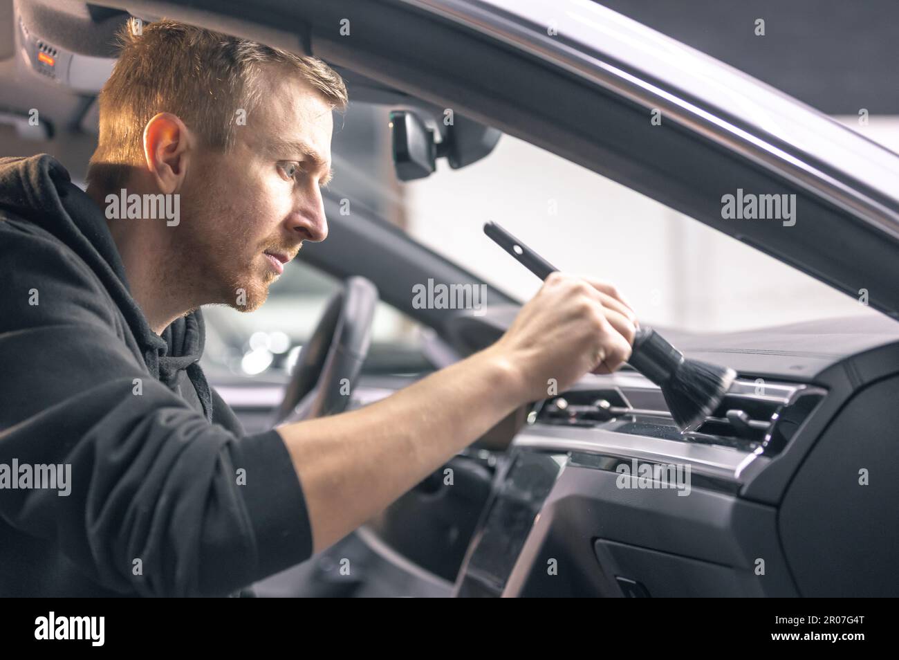 Servicio de coche trabajador extrayendo agua de la carrocería del coche con  un raspador, antes de antigravilla película aplican en el detalle del  vehículo Fotografía de stock - Alamy