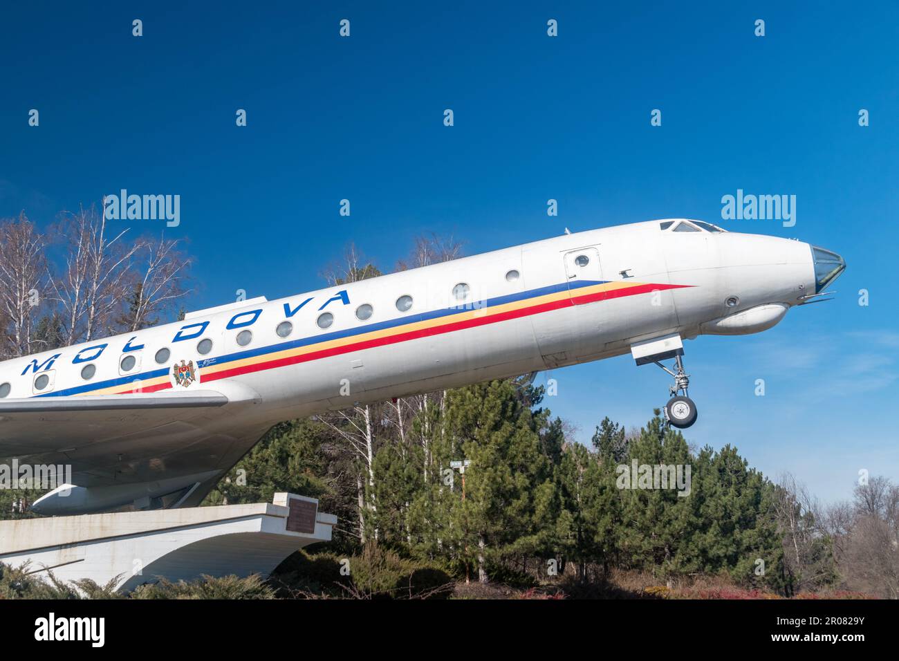 Chisinau, Moldavia - 10 de marzo de 2023: Tupolev Tu-134 en el aeropuerto internacional de Chisinau. Foto de stock